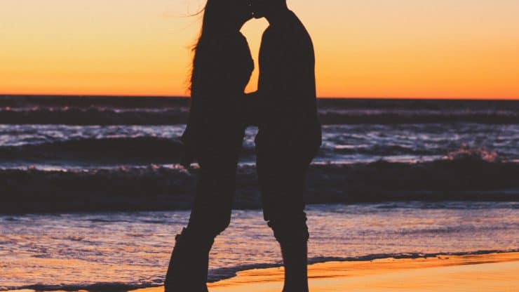 夢占いでキスされる・するはどういう意味？相手や場所別に解説！