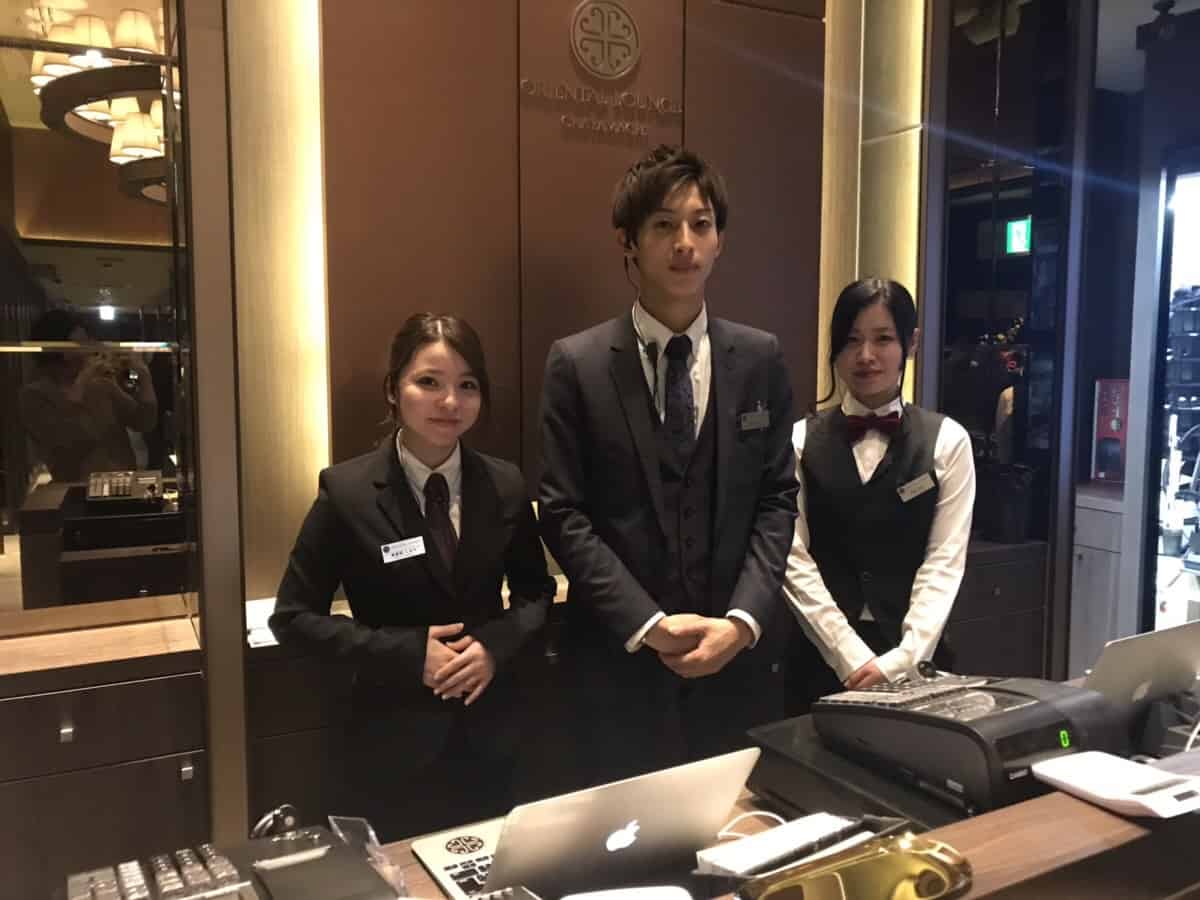 オリエンタルラウンジ茶屋町店の店長さんと女性スタッフさん