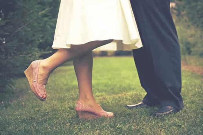 人目が少ないところでキスをする