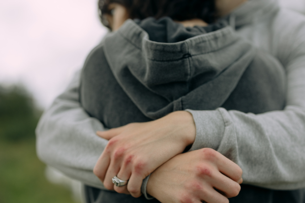 【抱きしめられ方別】抱きしめられる夢の意味6選