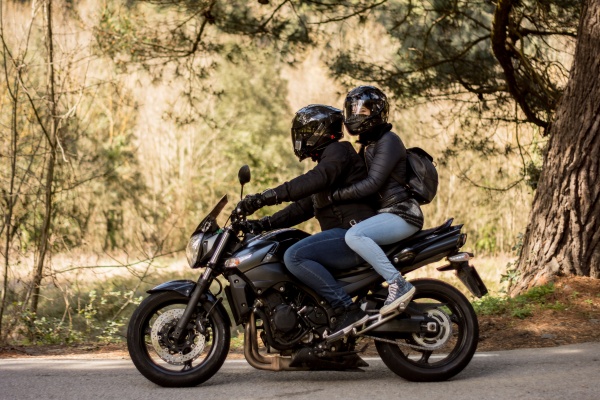 (6) バイクの後ろに乗る（人に乗せてもらう）夢