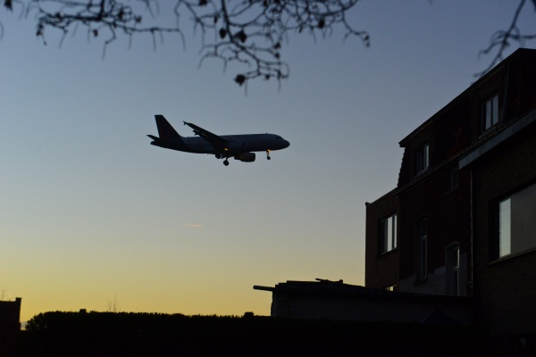 (5)飛行機が低空飛行して墜落しそうになる夢